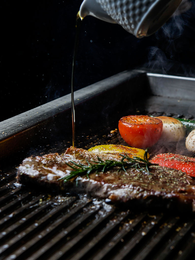 Viande-qui-grille-sur-les-braises-au-Yak-steakhouse-a-Grenoble